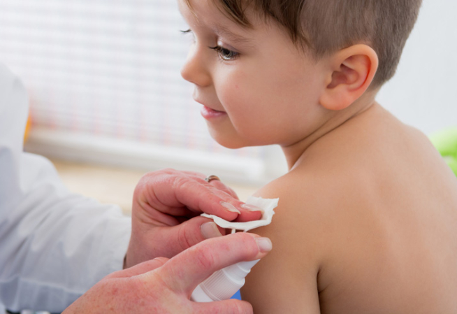 Un enfant en train d'être vacciné