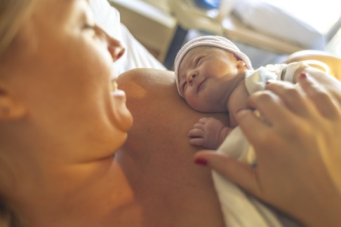 Nouveau-né dans les bras de sa maman