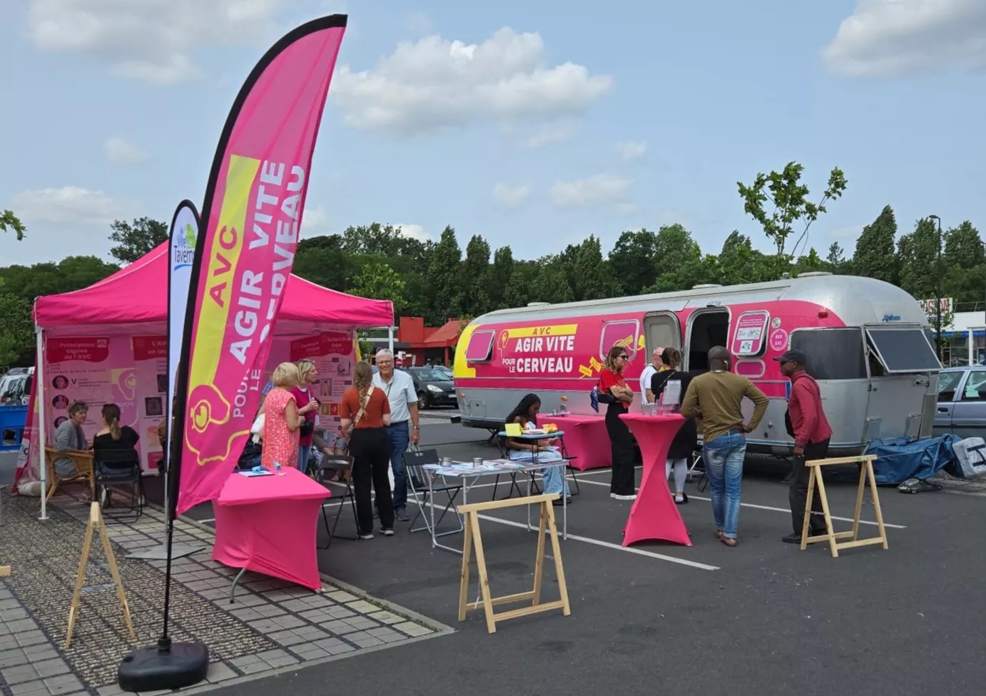 Bus AVC sur une place publique