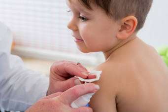 Un enfant en train d'être vacciné