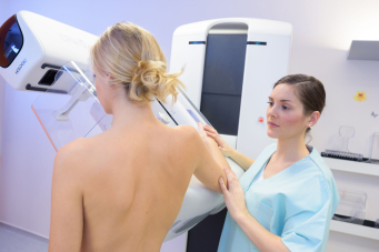 Femme faisant une mammographie