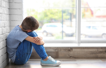 Enfant regardant par la fenêtre