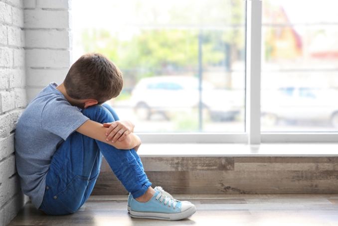 Enfant regardant par la fenêtre