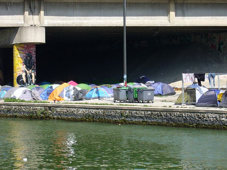 Migrants sur le canal St Denis - 2