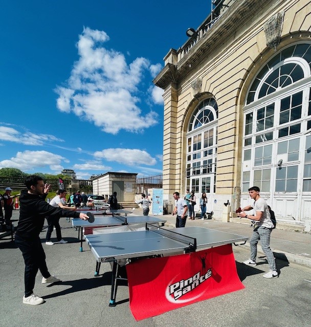 Deux adolescents jouent au tennis de table 