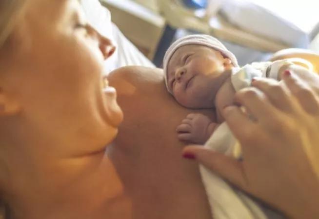 Nouveau-né dans les bras de sa maman